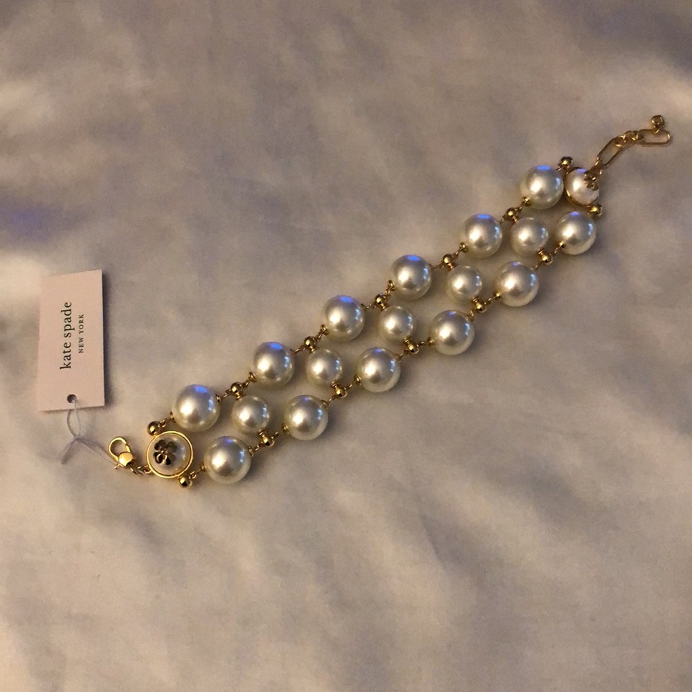 Kate Spade Gold Tone Pearls On Pearl Chunky Bracelet Spade Flower Motif NWT - Picture 2 of 13